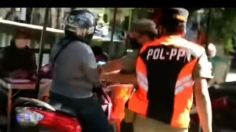 Viral Emak Emak Naik Motor Panik Saat Ada Razia Masker Publik Soroti