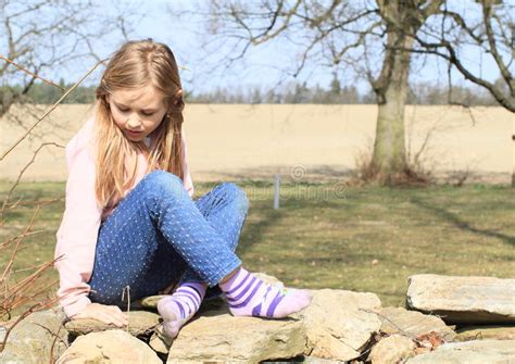 Fille Dans Les Chaussettes Sur Le Mur Photo Stock Image Du Pierre