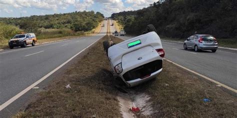 Carro Capota E Vai Parar No Canteiro Central Da Mg 050 Rádio Santana