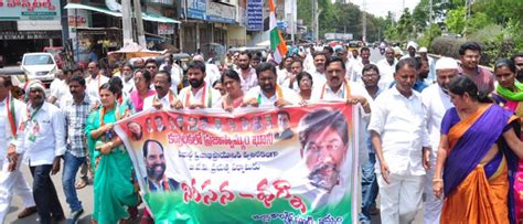 Tpcc Stages Protest Against Karnataka Governors Action In Khammam