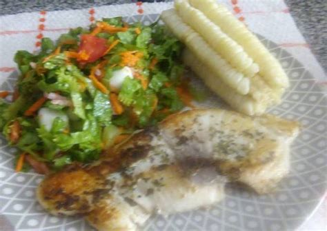 Sencillo Pescado Frito Toyo Ensalada Fresca Y Choclo Peruano Receta