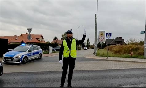 Jak się zachować gdy policjant kieruje ruchem Sprawdź czy wiesz co