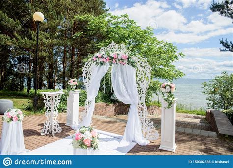 C R Monie De Mariage Romantique Sur La Vue De Mer De Pelouse Photo