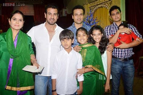 Ronit Roy Family Photo, Father And Mother Name, Wife, Age