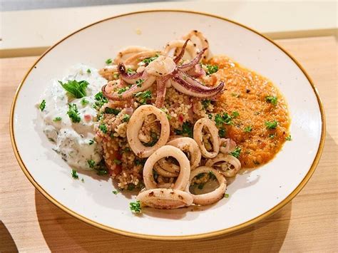 Lauwarmer Couscous Salat Mit Tintenfischringen Paprika Dip Und Minze