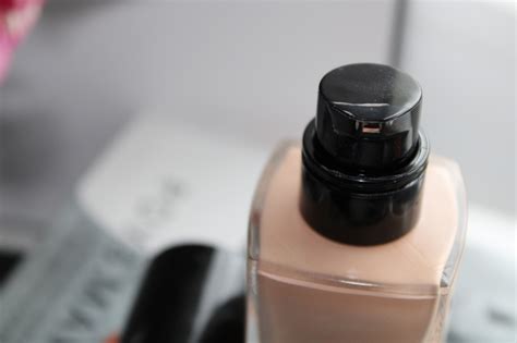Тональный флюид Chanel Les Beiges Healthy Glow Foundation Hydration and ...
