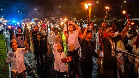 Guyuran Hujan Tak Surutkan Semangat Peserta Festival Takbir Dan Obor