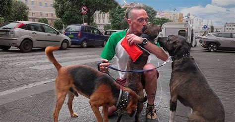 Il Clochard Daniele Riabbraccia I Suoi Cani Dopo L Operazione Non Mi