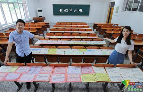 学霸情侣秀恩爱 晒137张证书“比心”