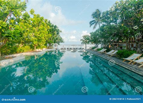 Paisagem Marinha De Um Hotel De Resorts Tropicais Ao Lado Da Piscina