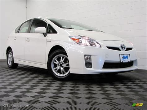 Blizzard White Pearl Toyota Prius Hybrid V Photo