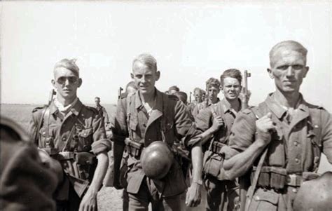 6th Army soldiers marching to Stalingrad, 1942 - Rare Historical Photos