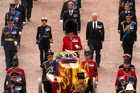 Mort Delizabeth Ii Le Cercueil De La Reine Exposé à Westminster