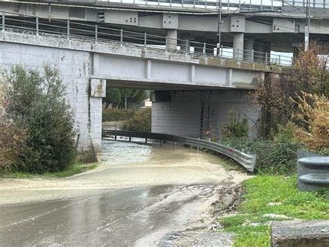 Maltempo Piogge Incessanti In Molise Esonda Il Torrente Mergolo A