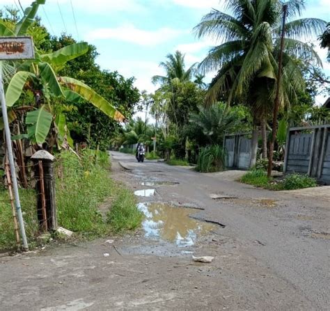 Warga Protes Jalan Rusak Tak Kunjung Diperbaiki