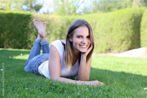 H Bsche Blonde Frau Mit Nackten F En Liegt Lachend Im Gras Stock Photo Adobe Stock