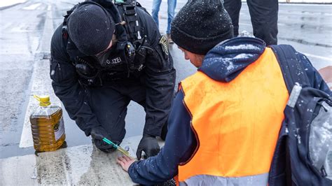 Dresdner Gr Ne Kritisieren Protestform Der Letzte Generation Scharf