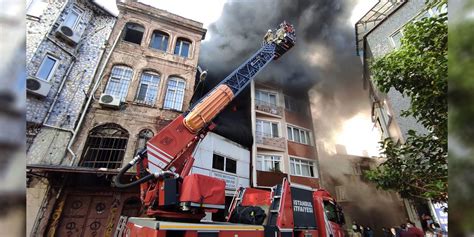 İstanbulda 5 katlı bir bina alevlere teslim oldu