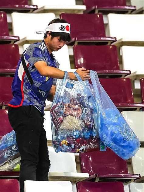 Aksi Suporter Jepang Bersih Bersih Stadion Piala Dunia Sifat