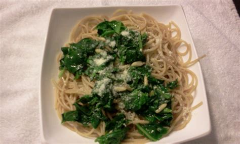 Pasta con espinacas y piñones HazteVeg