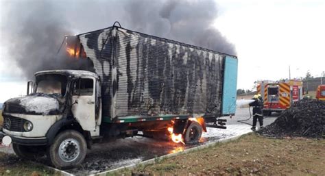 Caminhão carregado de madeiras de eucalipto pega fogo em Gaspar