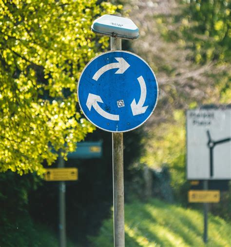 C Nd P Trunzi N Sensul Giratoriu Cu Dou Benzi Trebuie S Cedezi