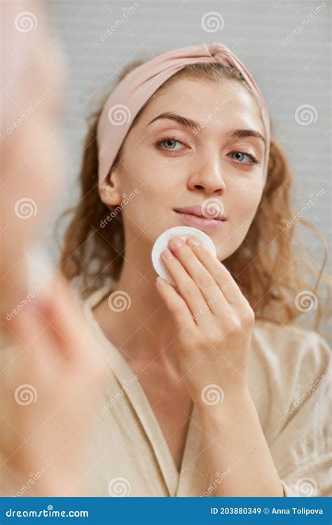 Femme Qui Prennent Soin De Son Visage Image Stock Image Du