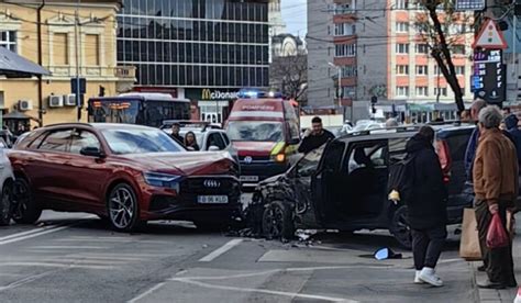 FOTO Accident în Piața Mihai Viteazul din Cluj Napoca Două mașini s