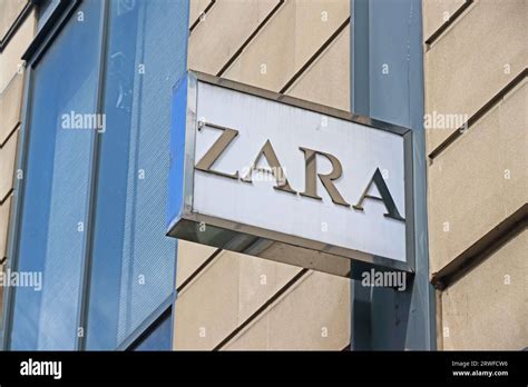 Zara Fashion Fotos Und Bildmaterial In Hoher Auflösung Alamy