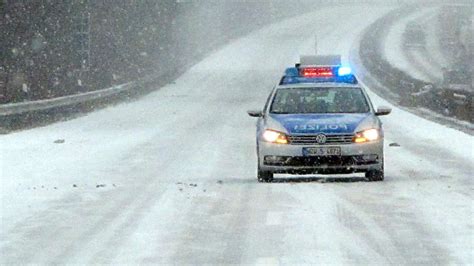 Bundesstra E Wird Zur Eisbahn Neun Autos Sto En Zusammen Mehrere