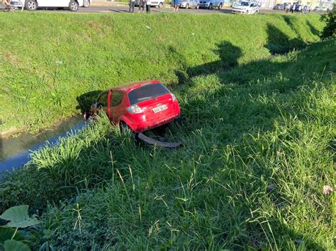 Agora Carro Mergulha No Rio Carah Ap S Colis O Em Lages