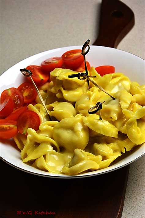 Tortellini Z Serowo Pomidorowym Nadzieniem W Sosie Fondue