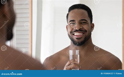 Imagen De Cabeza Sonriente Hombre Afroamericano Sosteniendo Un Vaso De