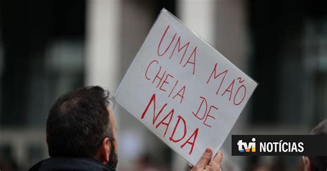 Centenas de professores de todo o país concentrados no Rossio em Lisboa