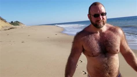 穿着小比基尼走在沙滩上 Pornhub Gay
