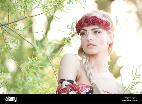 Un Portrait D Une Jeune Fille Magnifique Blonde Gauche Tout En Portant Une Couronne De Fleurs