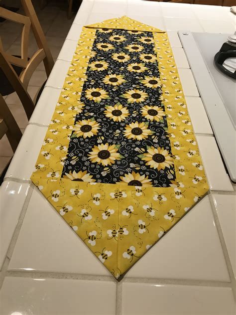 10 Minute Table Runner Free Pattern This And Other Free Sewing And Quilting Projects Are