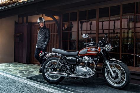 Kawasaki W800 Candy Fire Red 2022
