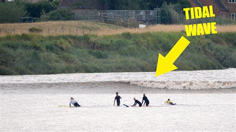 20ft Tide Surge Causes Tidal Bore In Severn River England Youtube