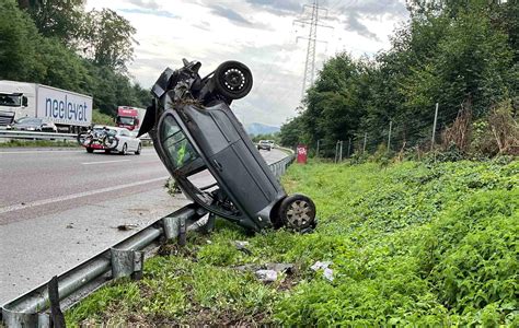 Suhr A Fahrzeug Berschl Gt Sich Fahrer Und Beifahrerin Bleiben