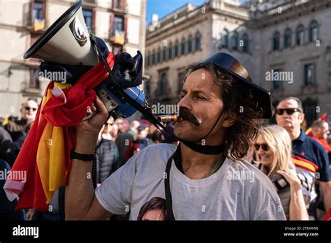 Barcelona España 12 de noviembre de 2023 Un manifestante es visto