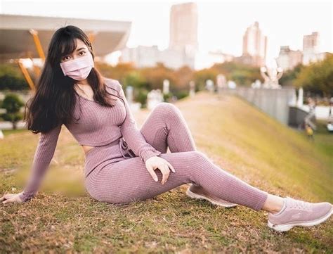 Hot girl xinh đẹp diện bikini khoe dáng bốc lửa trong xe sang