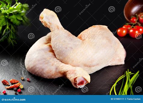 Viande Crue Poulet Cru De Volaille De Cuisses Blanches Avec La Tomate