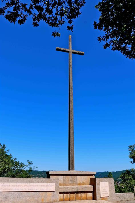 Photo à Figeac 46100 Monument Du Cingle à La Mémoire Des Déportés