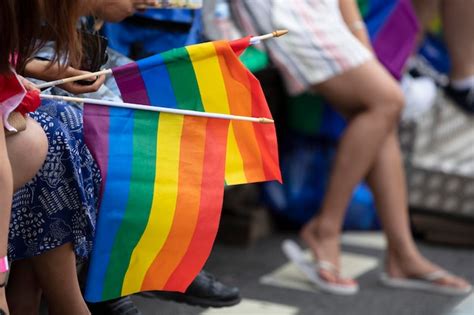 Um Espectador Agita Uma Bandeira De Arco Ris Gay Em Uma Marcha Do