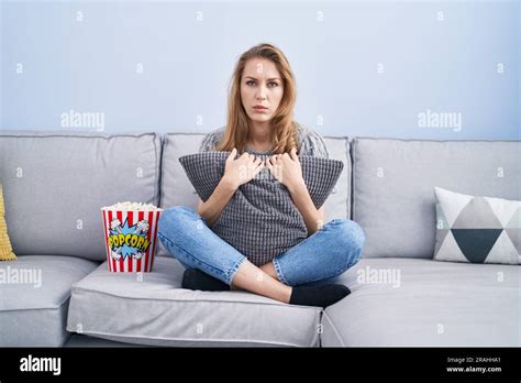 Belle Femme Blonde Regardant La T L Vision Assis Sur Le Canap D Prim Et S Inqui Ter De La