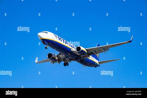 A picture of a Ryanair plane landing Stock Photo - Alamy