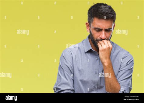 Hot man sur fond isolé à souligné et nerveux avec les mains sur la