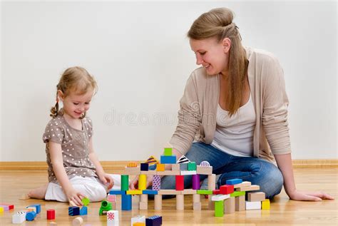 Menina Jogo De Madeira Dos Blocos Do Alfabeto Foto De Stock