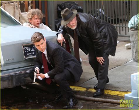 Photo Ben Mckenzie Donal Logue Get In Chracter On Gotham Set